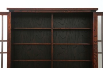 中古　美品　岩谷堂箪笥　牡丹文様の飾り金具と格子ガラス戸が印象的なキャビネット　(R-085763)