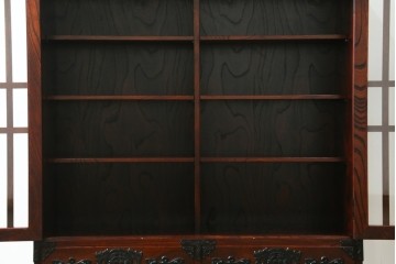 中古　美品　岩谷堂箪笥　牡丹文様の飾り金具と格子ガラス戸が印象的なキャビネット　(R-085763)