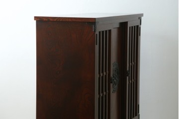 中古　美品　岩谷堂箪笥　牡丹文様の飾り金具と格子ガラス戸が印象的なキャビネット　(R-085763)