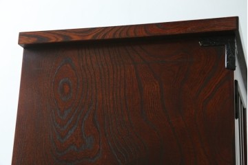 中古　美品　岩谷堂箪笥　牡丹文様の飾り金具と格子ガラス戸が印象的なキャビネット　(R-085763)