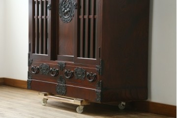 中古　美品　岩谷堂箪笥　牡丹文様の飾り金具と格子ガラス戸が印象的なキャビネット　(R-085763)