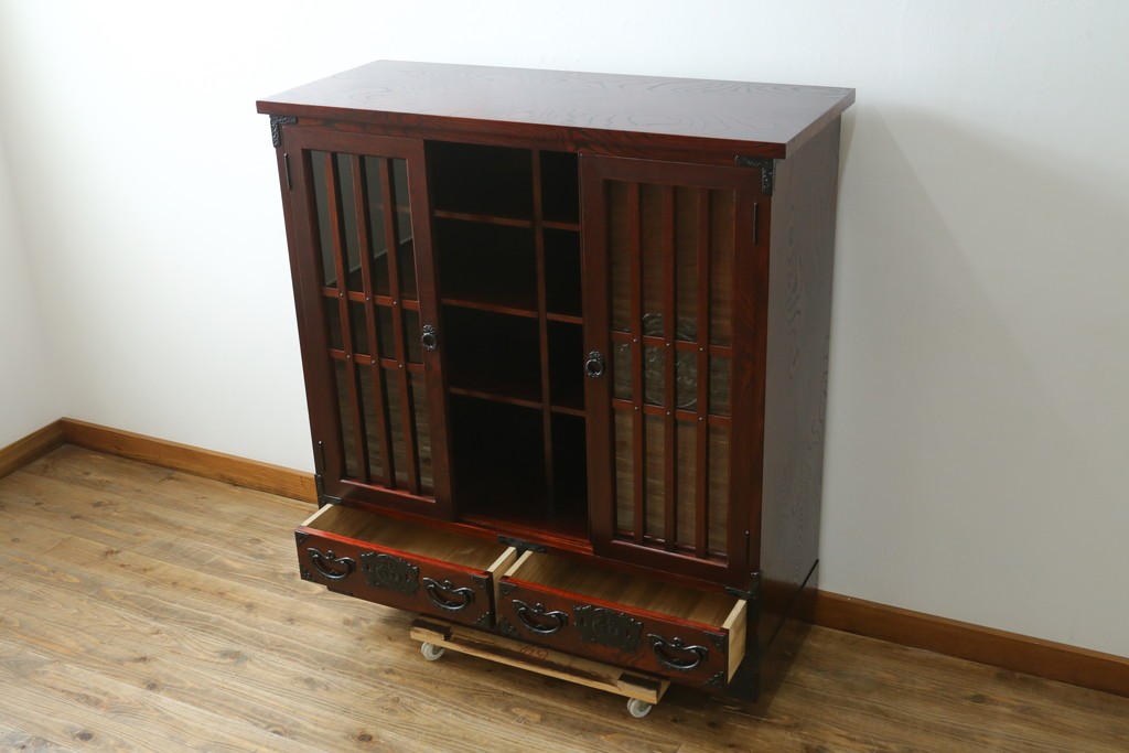 中古　美品　岩谷堂箪笥　牡丹文様の飾り金具と格子ガラス戸が印象的なキャビネット　(R-085763)