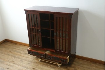 中古　美品　岩谷堂箪笥　牡丹文様の飾り金具と格子ガラス戸が印象的なキャビネット　(R-085763)