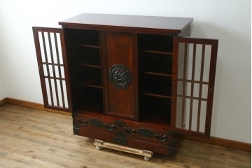 中古　美品　岩谷堂箪笥　牡丹文様の飾り金具と格子ガラス戸が印象的なキャビネット　(R-085763)