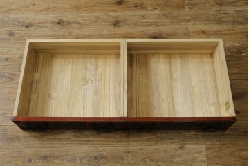 中古　美品　岩谷堂箪笥　牡丹文様の飾り金具と格子ガラス戸が印象的なキャビネット　(R-085763)