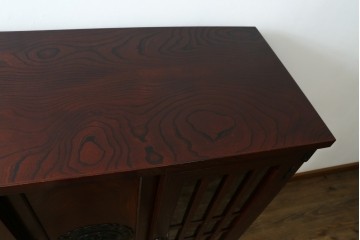 中古　美品　岩谷堂箪笥　牡丹文様の飾り金具と格子ガラス戸が印象的なキャビネット　(R-085763)