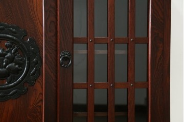 中古　美品　岩谷堂箪笥　牡丹文様の飾り金具と格子ガラス戸が印象的なキャビネット　(R-085763)