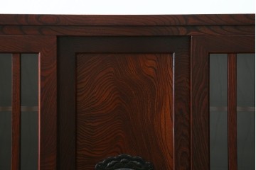 中古　美品　岩谷堂箪笥　牡丹文様の飾り金具と格子ガラス戸が印象的なキャビネット　(R-085763)