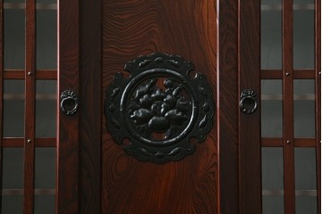 中古　美品　岩谷堂箪笥　牡丹文様の飾り金具と格子ガラス戸が印象的なキャビネット　(R-085763)