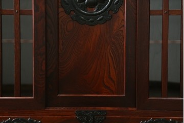 中古　美品　岩谷堂箪笥　牡丹文様の飾り金具と格子ガラス戸が印象的なキャビネット　(R-085763)