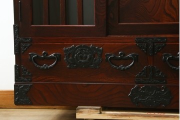 中古　美品　岩谷堂箪笥　牡丹文様の飾り金具と格子ガラス戸が印象的なキャビネット　(R-085763)