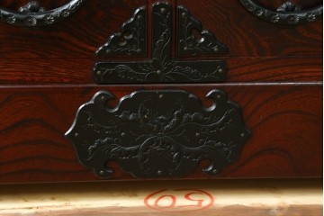 中古　美品　岩谷堂箪笥　牡丹文様の飾り金具と格子ガラス戸が印象的なキャビネット　(R-085763)
