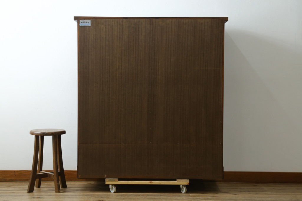 中古　美品　岩谷堂箪笥　牡丹文様の飾り金具と格子ガラス戸が印象的なキャビネット　(R-085763)