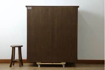 中古　美品　岩谷堂箪笥　牡丹文様の飾り金具と格子ガラス戸が印象的なキャビネット　(R-085763)
