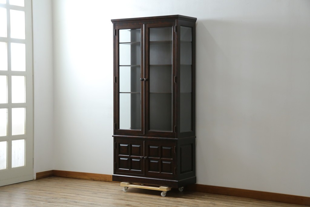 中古　美品　北海道民芸家具　三面ガラスでお気に入りを立体的に飾れる縦長キャビネット　(R-085764)