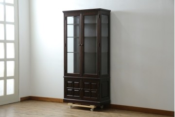 中古　美品　北海道民芸家具　三面ガラスでお気に入りを立体的に飾れる縦長キャビネット　(R-085764)