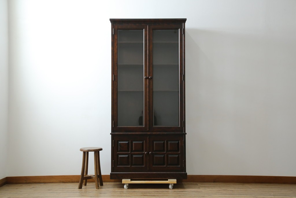 中古　美品　北海道民芸家具　三面ガラスでお気に入りを立体的に飾れる縦長キャビネット　(R-085764)