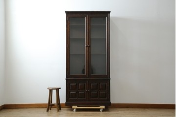 中古　美品　北海道民芸家具　三面ガラスでお気に入りを立体的に飾れる縦長キャビネット　(R-085764)