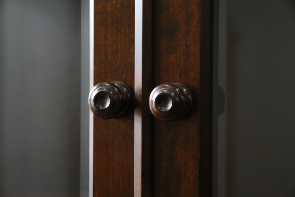 中古　美品　北海道民芸家具　三面ガラスでお気に入りを立体的に飾れる縦長キャビネット　(R-085764)