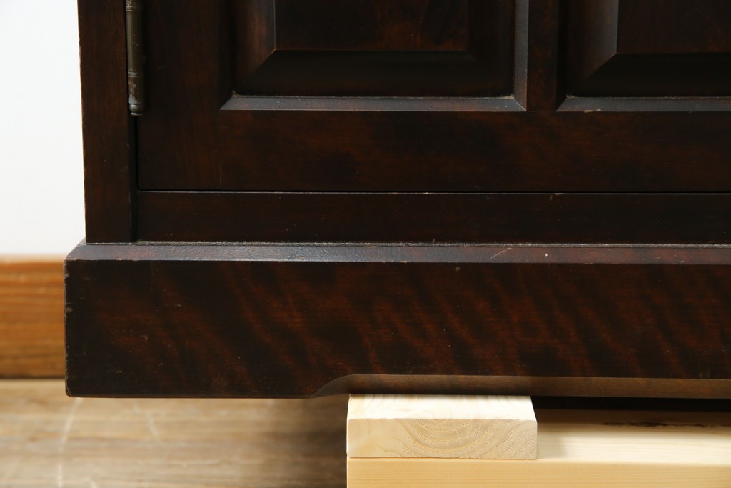 中古　美品　北海道民芸家具　三面ガラスでお気に入りを立体的に飾れる縦長キャビネット　(R-085764)