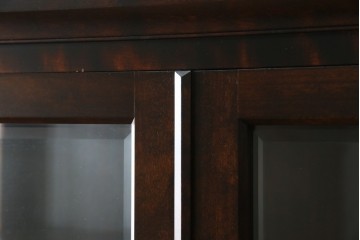 中古　美品　北海道民芸家具　三面ガラスでお気に入りを立体的に飾れる縦長キャビネット　(R-085764)