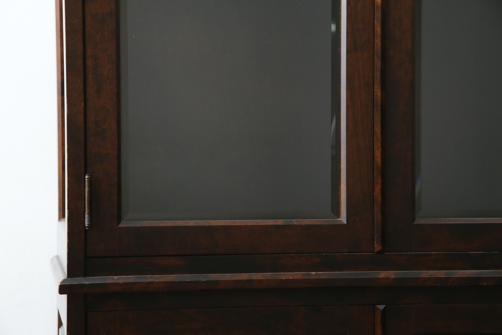 中古　美品　北海道民芸家具　三面ガラスでお気に入りを立体的に飾れる縦長キャビネット　(R-085764)