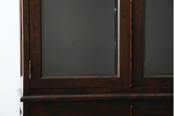 中古　美品　北海道民芸家具　三面ガラスでお気に入りを立体的に飾れる縦長キャビネット　(R-085764)