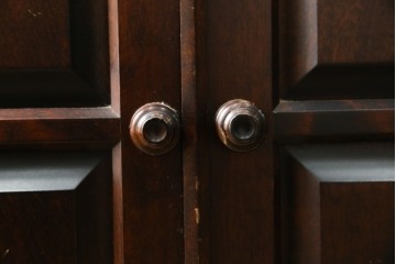 中古　美品　北海道民芸家具　三面ガラスでお気に入りを立体的に飾れる縦長キャビネット　(R-085764)