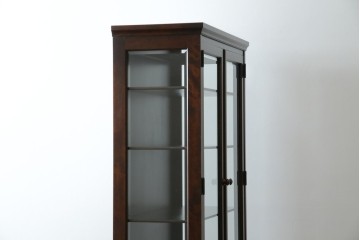 中古　美品　北海道民芸家具　三面ガラスでお気に入りを立体的に飾れる縦長キャビネット　(R-085764)