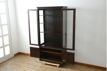 中古　美品　北海道民芸家具　三面ガラスでお気に入りを立体的に飾れる縦長キャビネット　(R-085764)