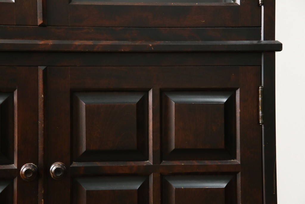 中古　美品　北海道民芸家具　三面ガラスでお気に入りを立体的に飾れる縦長キャビネット　(R-085764)