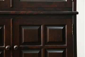 中古　美品　北海道民芸家具　三面ガラスでお気に入りを立体的に飾れる縦長キャビネット　(R-085764)