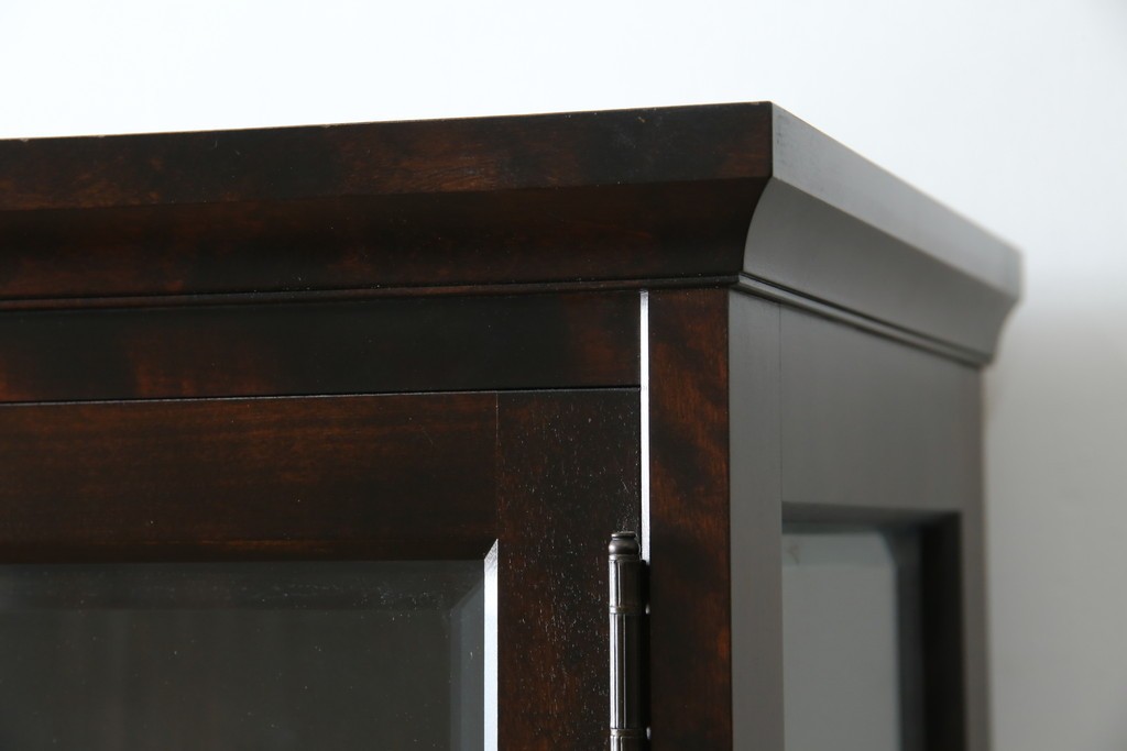 中古　美品　北海道民芸家具　三面ガラスでお気に入りを立体的に飾れる縦長キャビネット　(R-085764)