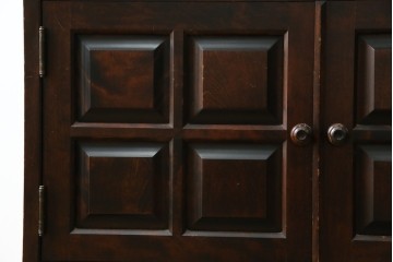 中古　美品　北海道民芸家具　三面ガラスでお気に入りを立体的に飾れる縦長キャビネット　(R-085764)