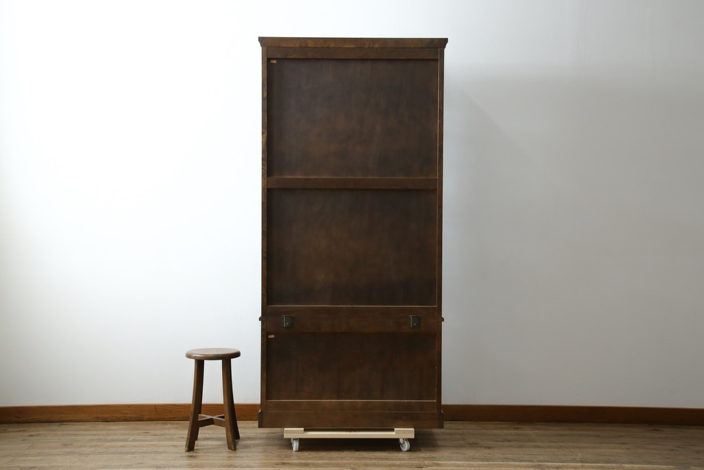 中古　美品　北海道民芸家具　三面ガラスでお気に入りを立体的に飾れる縦長キャビネット　(R-085764)