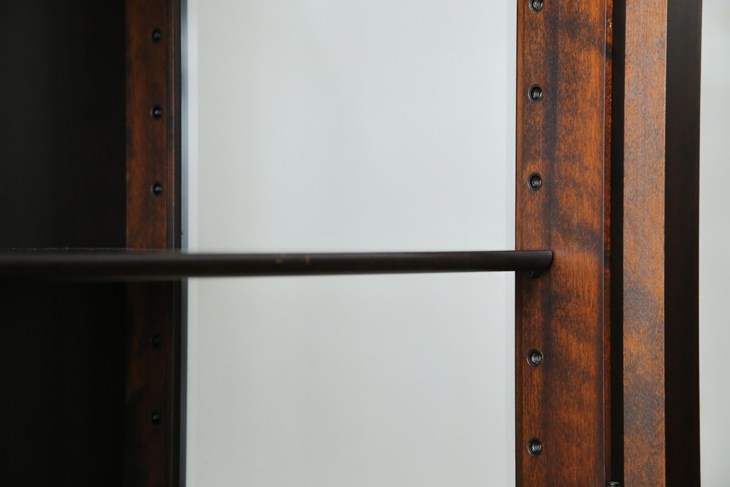 中古　美品　北海道民芸家具　三面ガラスでお気に入りを立体的に飾れる縦長キャビネット　(R-085764)