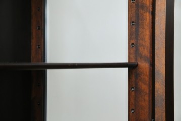 中古　美品　北海道民芸家具　三面ガラスでお気に入りを立体的に飾れる縦長キャビネット　(R-085764)