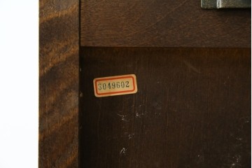 中古　美品　北海道民芸家具　三面ガラスでお気に入りを立体的に飾れる縦長キャビネット　(R-085764)