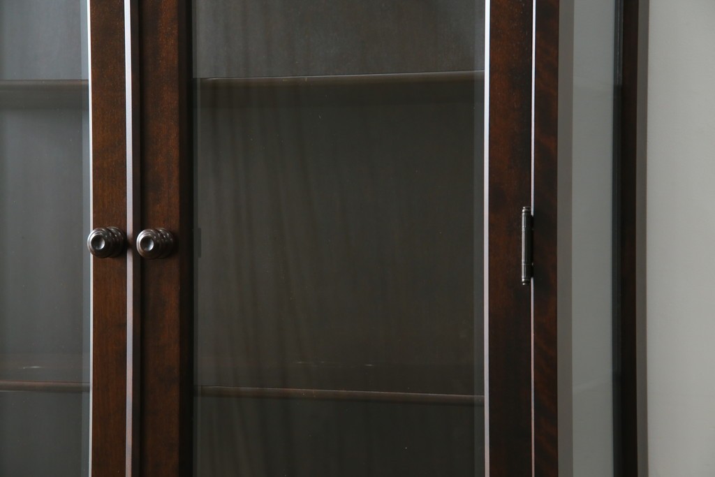 中古　美品　北海道民芸家具　三面ガラスでお気に入りを立体的に飾れる縦長キャビネット　(R-085764)