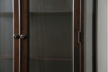 中古　美品　北海道民芸家具　三面ガラスでお気に入りを立体的に飾れる縦長キャビネット　(R-085764)