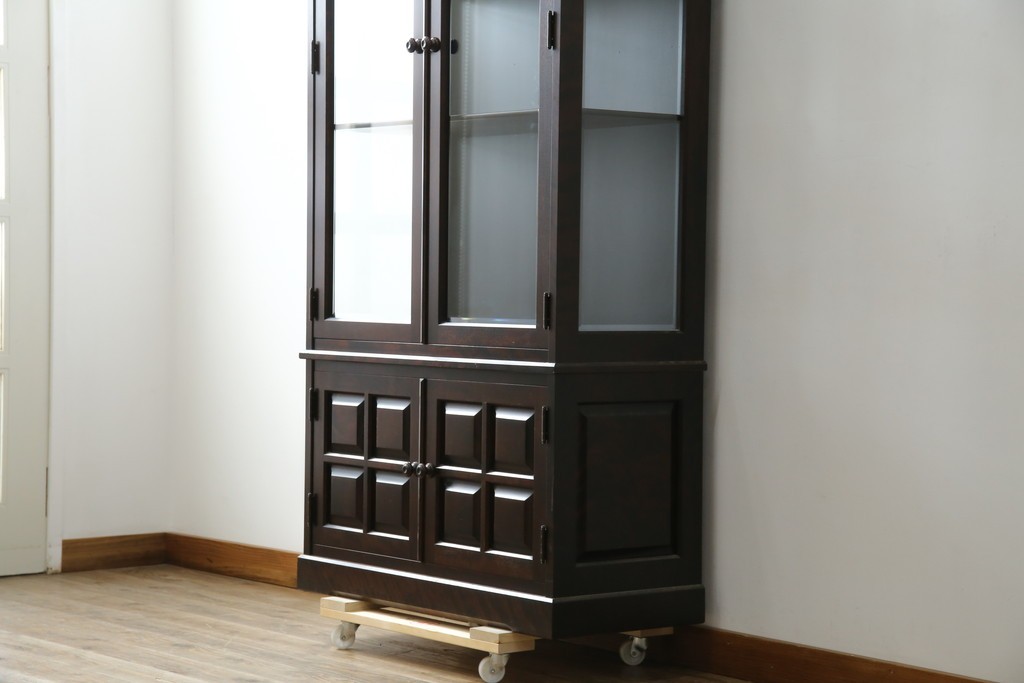 中古　美品　北海道民芸家具　三面ガラスでお気に入りを立体的に飾れる縦長キャビネット　(R-085764)