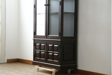 中古　美品　北海道民芸家具　三面ガラスでお気に入りを立体的に飾れる縦長キャビネット　(R-085764)