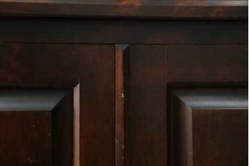 中古　美品　北海道民芸家具　三面ガラスでお気に入りを立体的に飾れる縦長キャビネット　(R-085764)