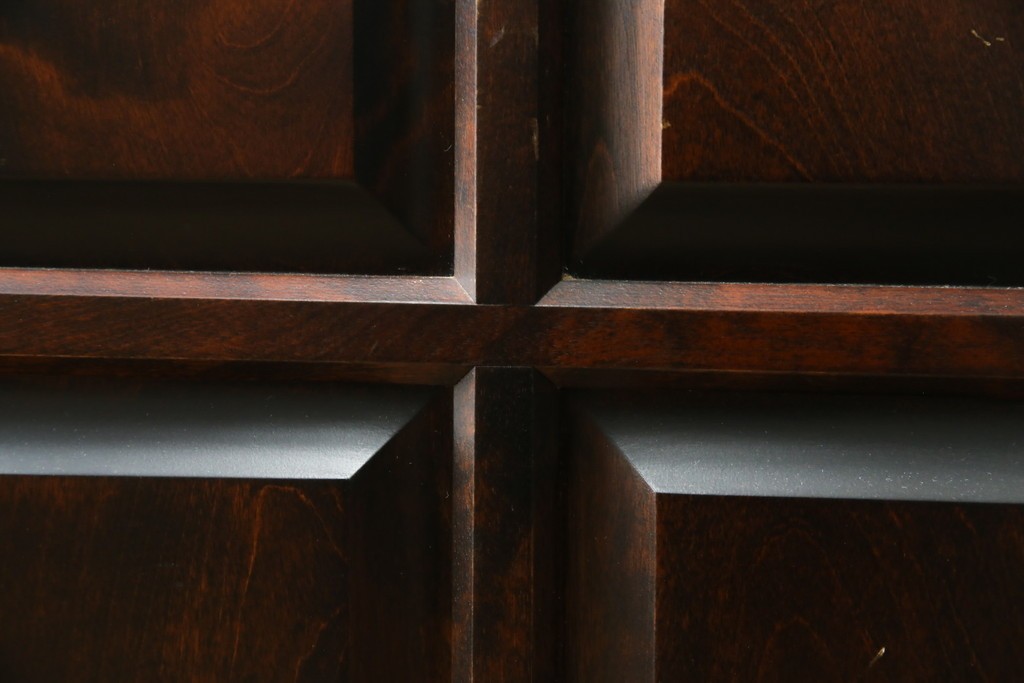 中古　美品　北海道民芸家具　三面ガラスでお気に入りを立体的に飾れる縦長キャビネット　(R-085764)