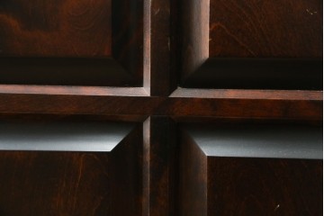 中古　美品　北海道民芸家具　三面ガラスでお気に入りを立体的に飾れる縦長キャビネット　(R-085764)