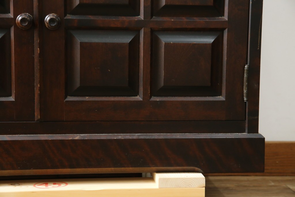 中古　美品　北海道民芸家具　三面ガラスでお気に入りを立体的に飾れる縦長キャビネット　(R-085764)