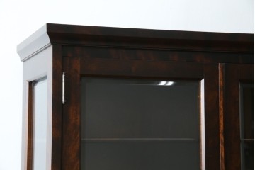 中古　美品　北海道民芸家具　三面ガラスでお気に入りを立体的に飾れる縦長キャビネット　(R-085764)