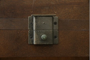 中古　美品　北海道民芸家具　三面ガラスでお気に入りを立体的に飾れる縦長キャビネット　(R-085764)