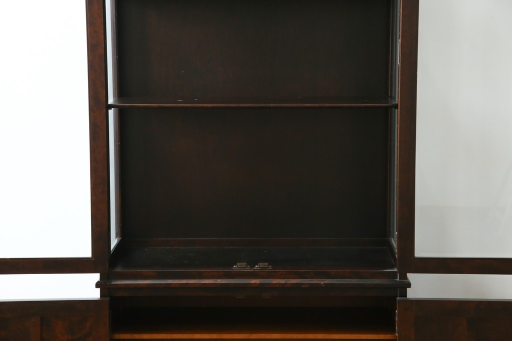 中古　美品　北海道民芸家具　三面ガラスでお気に入りを立体的に飾れる縦長キャビネット　(R-085764)