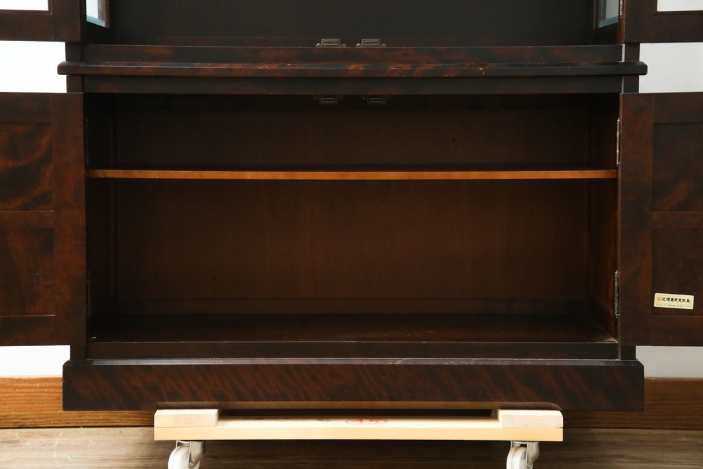 中古　美品　北海道民芸家具　三面ガラスでお気に入りを立体的に飾れる縦長キャビネット　(R-085764)